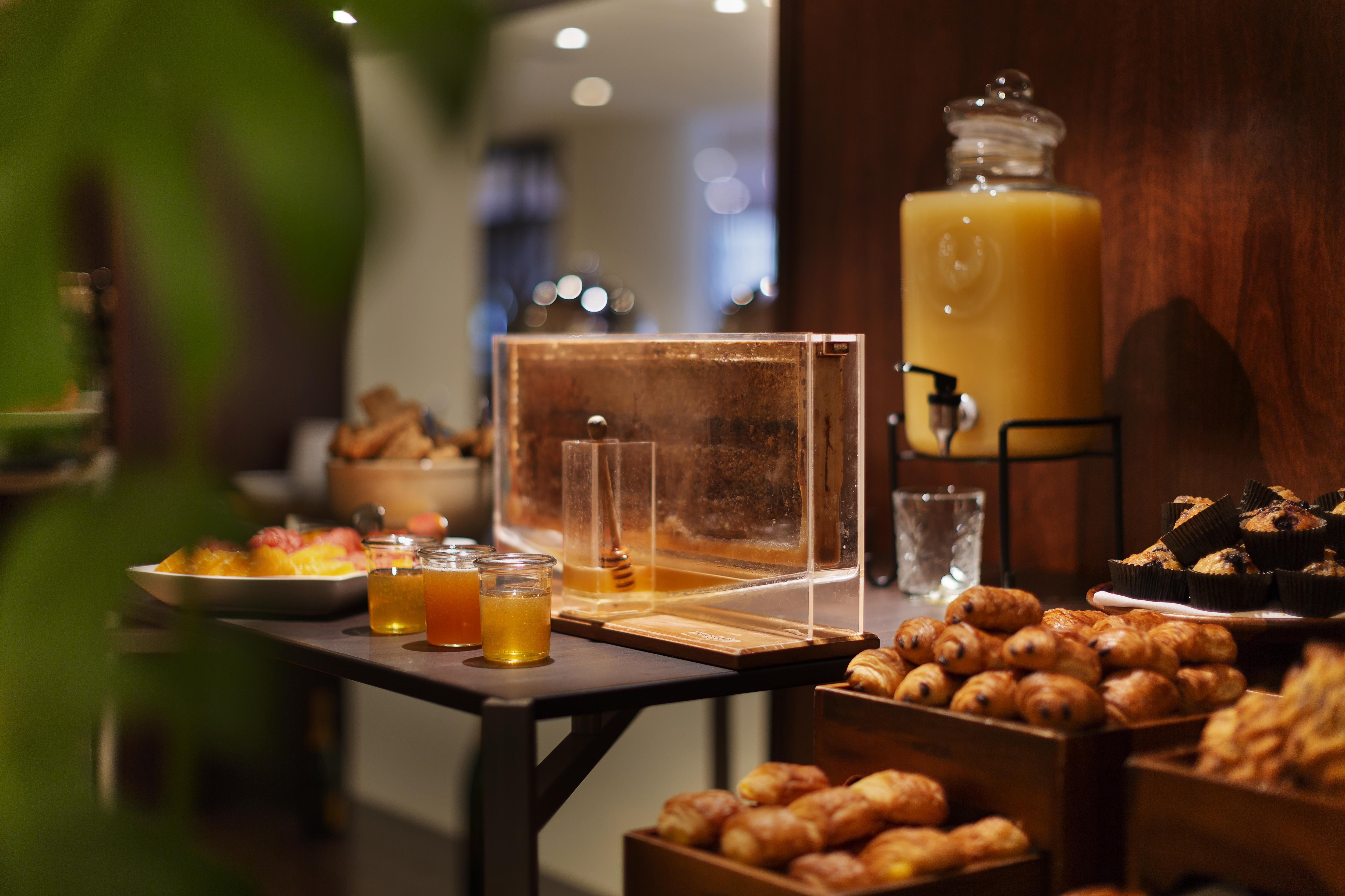 Pullman Auckland Hotel & Apartments Zewnętrze zdjęcie A buffet at a hotel